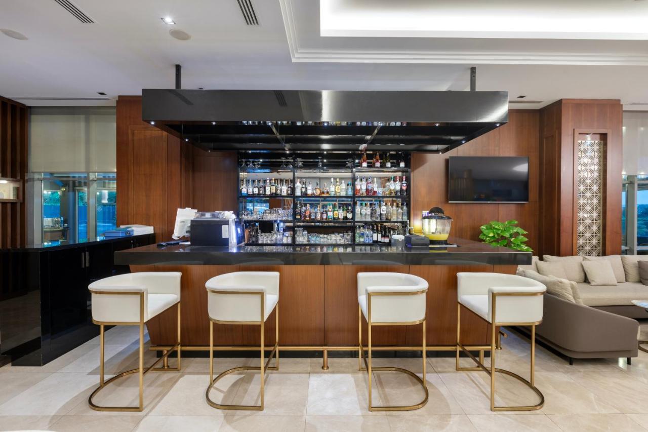 Miracle Istanbul Asia Airport Hotel & Spa Екстер'єр фото The bar at the lounge