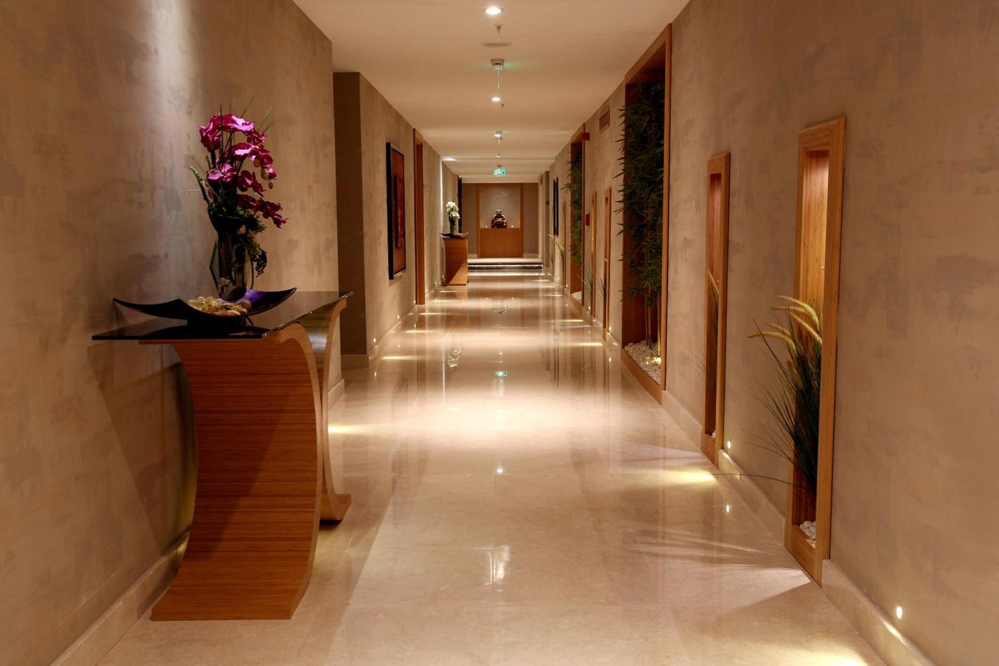 Miracle Istanbul Asia Airport Hotel & Spa Екстер'єр фото A corridor in a hotel