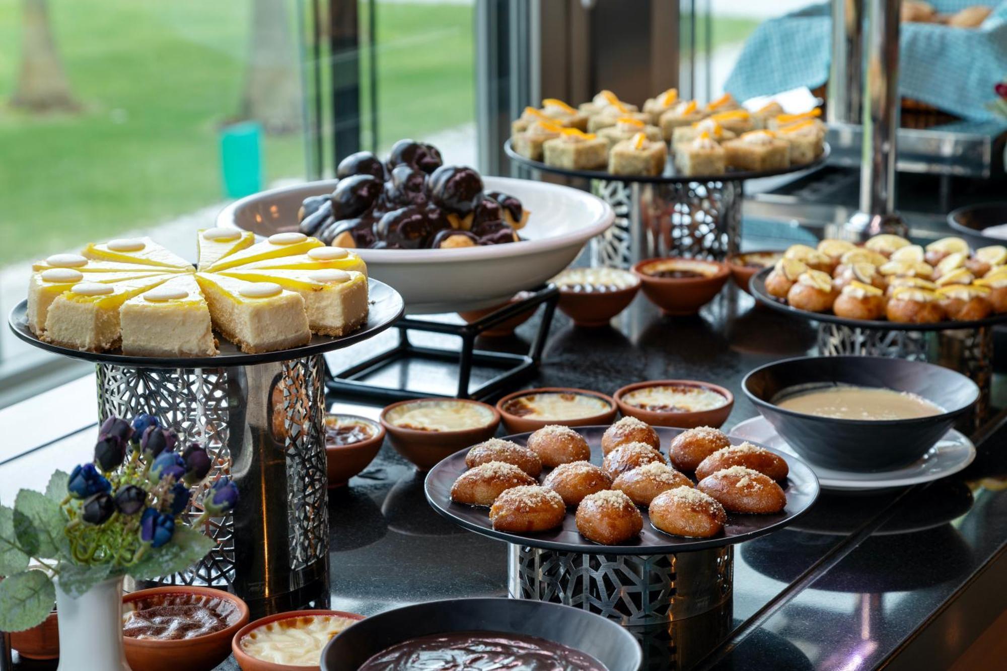 Miracle Istanbul Asia Airport Hotel & Spa Екстер'єр фото A dessert buffet