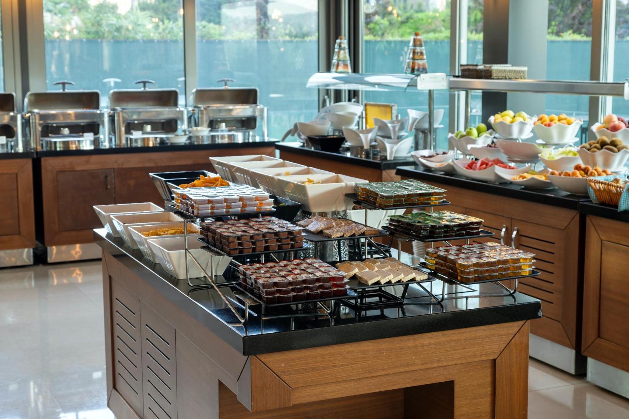 Miracle Istanbul Asia Airport Hotel & Spa Екстер'єр фото A buffet at a hotel